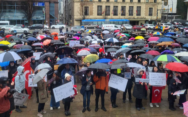 Vancouver yağmurunda demokrasi sesleri